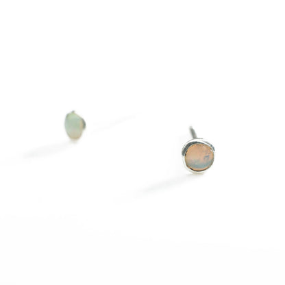 Pequeño stud earrings with opal